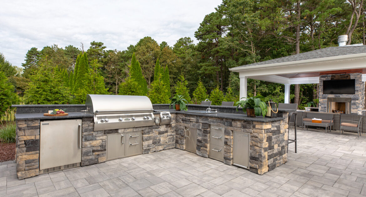 Outdoor Kitchens & Pergolas